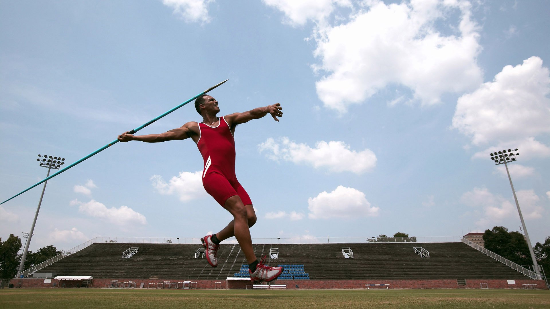 赛道风云，迈凯伦翻盘红牛二队，维斯塔潘刷新纪录