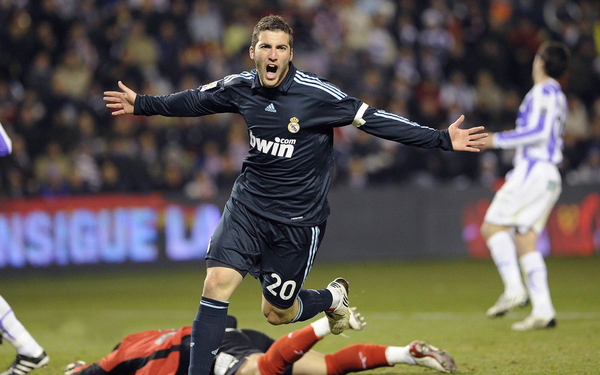 索伯车队横扫梅赛德斯，皮亚斯特里惊艳四座，一场颠覆F1格局的胜利